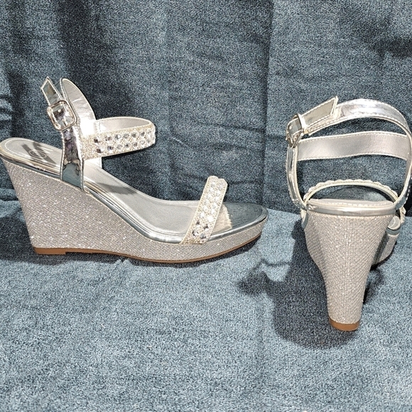 Chelsea Moreland Women Silver Strappy Wedge Heel Shoes. - Picture 3 of 3